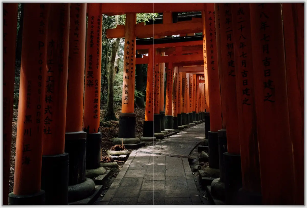 Rozkładówka z trzeciej bramy: korytarz czerwonych bram torii w Fushimi Inari.